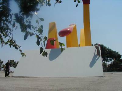 barcelona public sculpture urban climbing claes oldenburg cerillas