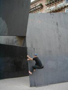 barcelona public sculpture urban climbing francesc fornells plq